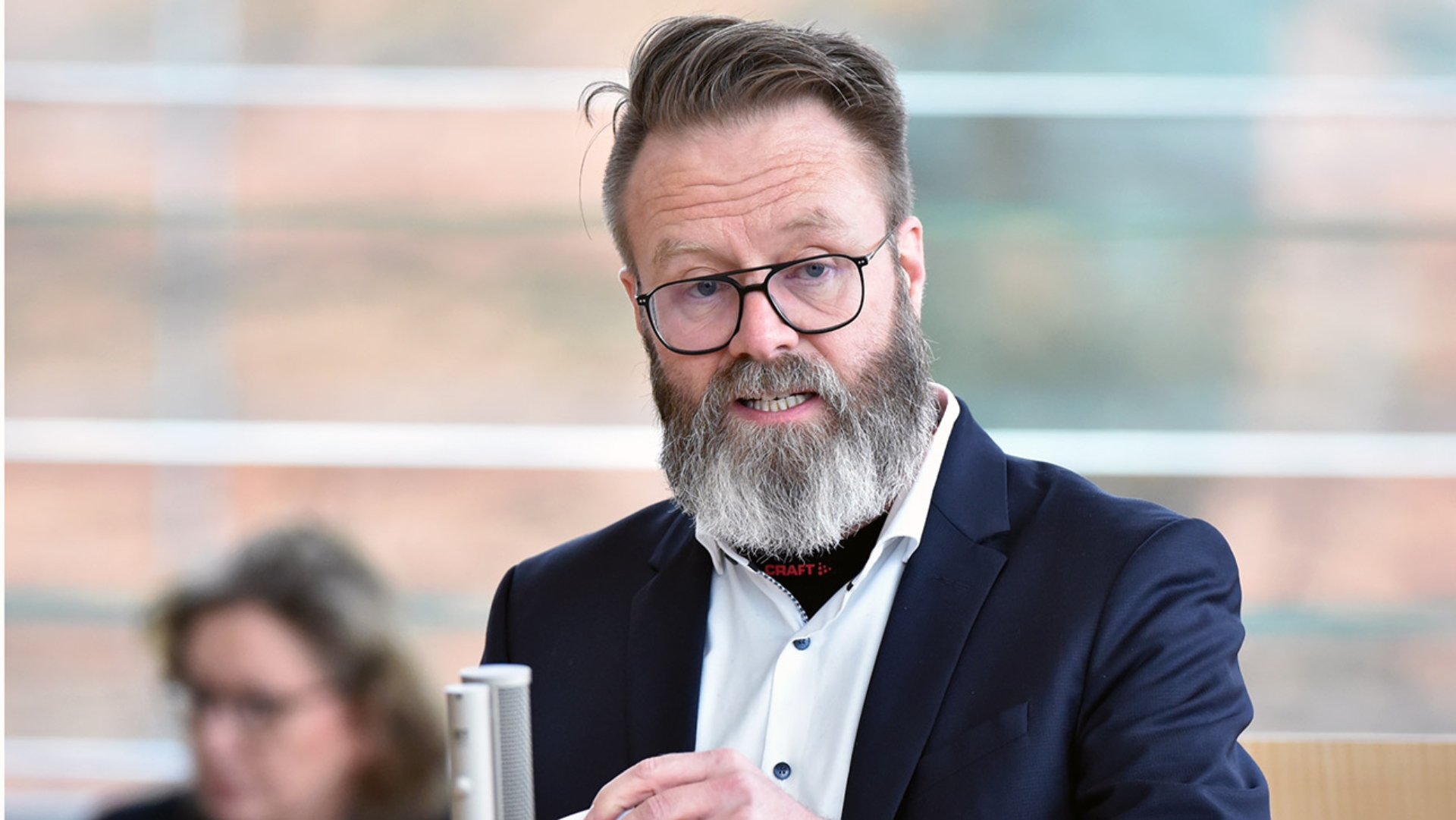 Der parteilose Verkehrsminister Claus Ruhe Madsen hält eine Rede im Plenarsaal des Schleswig-Holsteinischen Landtages.