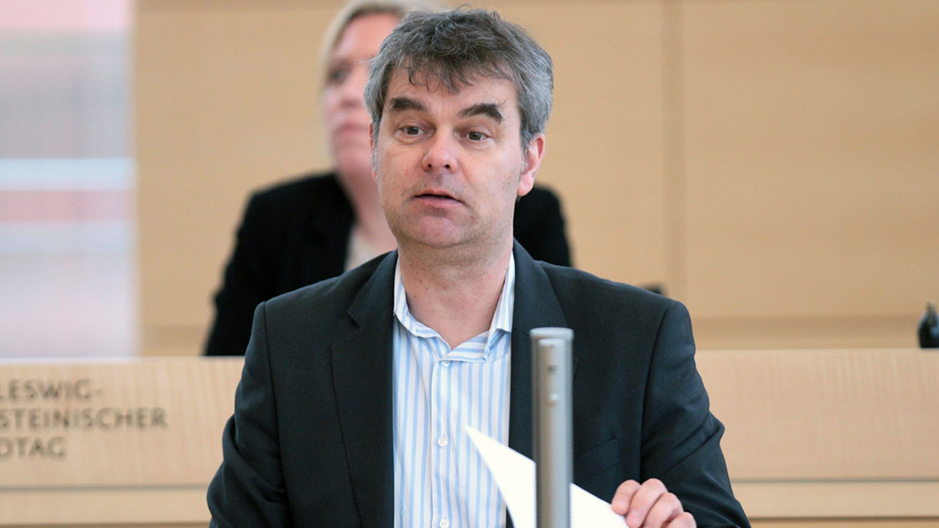 Der Grünen-Abgeordnete Oliver Brandt hält eine Rede im Plenarsaal des Schleswig-Holsteinischen Landtages.