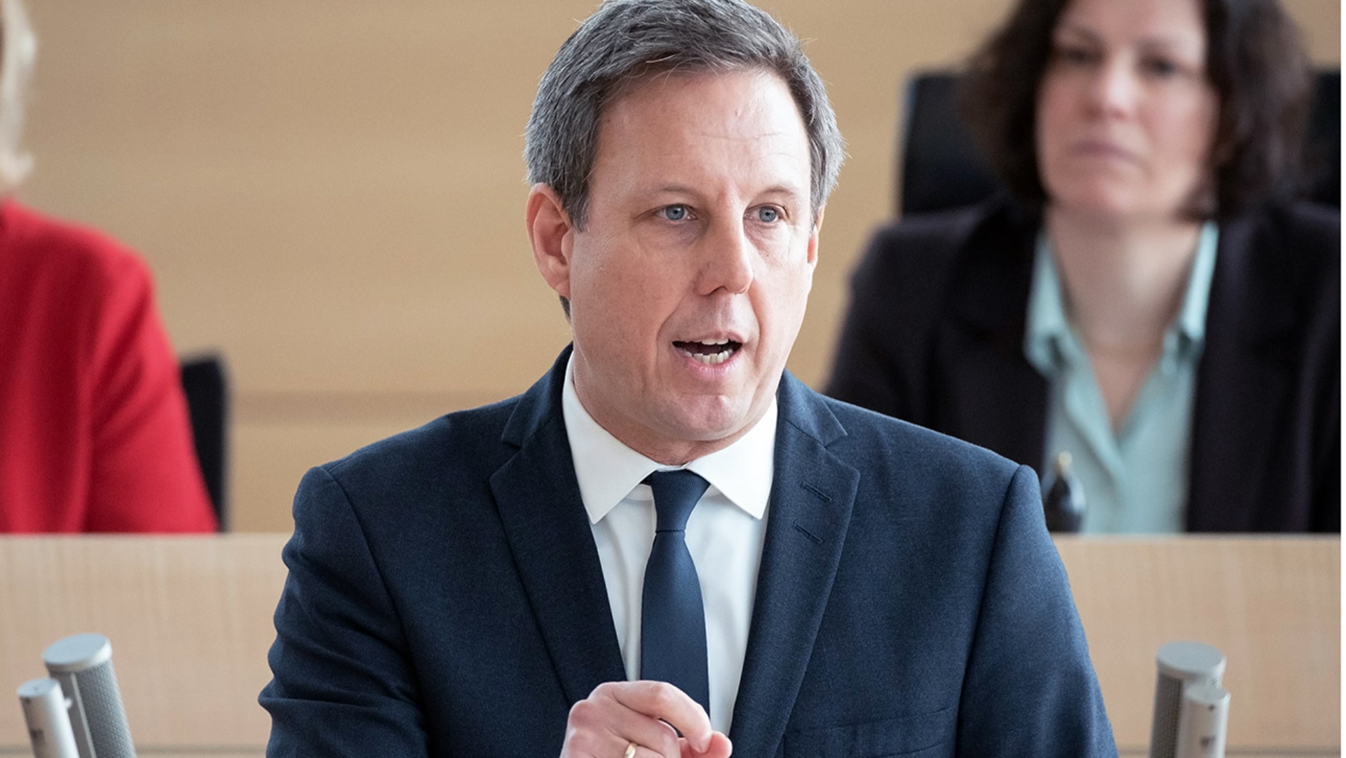 Der SPD-Fraktionsvorsitzende Thomas Losse-Müller hält eine Rede im Plenarsaal des Schleswig-Holsteinischen Landtages.