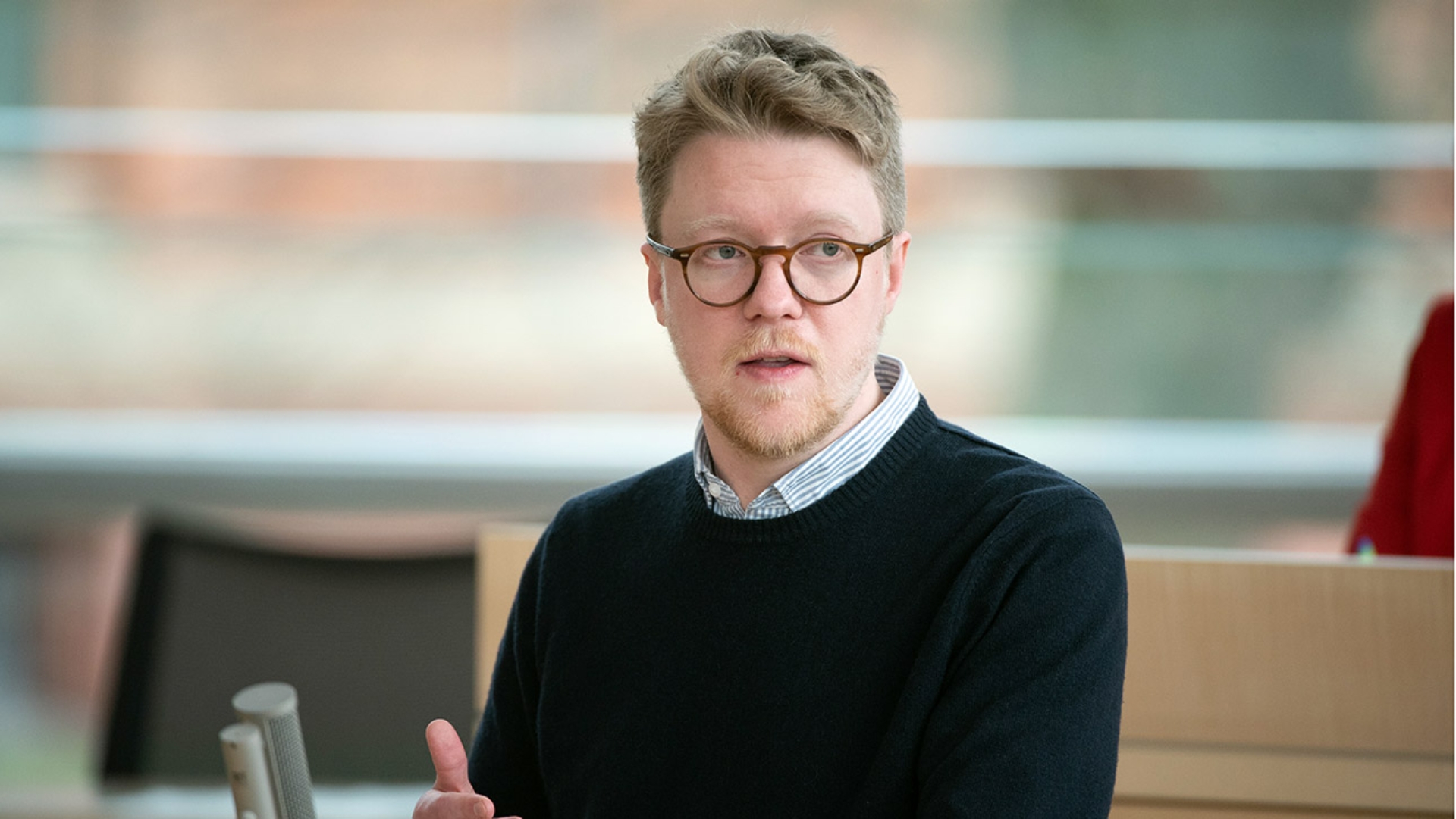 Petersdotter, Lasse Grüne Plenum © Foto: Thomas Eisenkrätzer Drer Grünen-Abgeordnete Lasse Petersdotter hält eine Rede im Plenarsaal des Schleswig-Holsteinischen Landtages