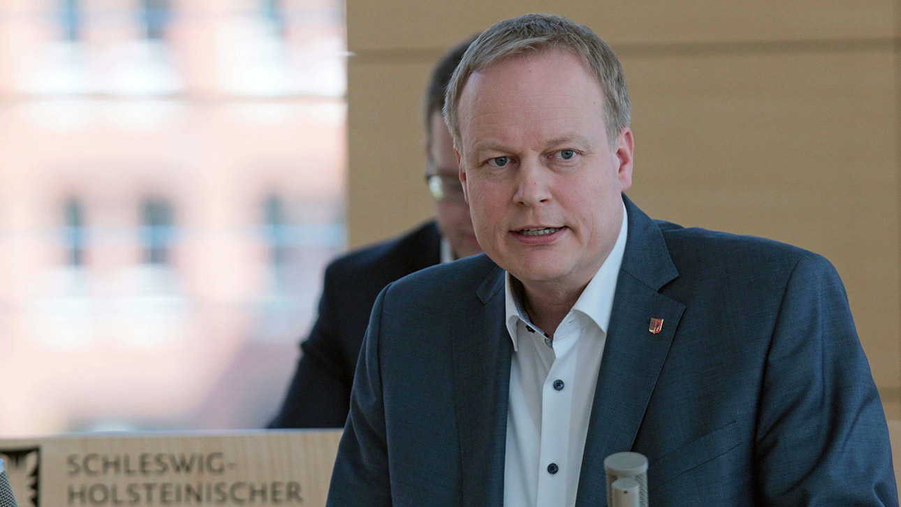 Der CDU-Abgeordnete Thomas Jepsen hält eine Rede im Plenarsaal des Schleswig-Holsteinischen Landtages