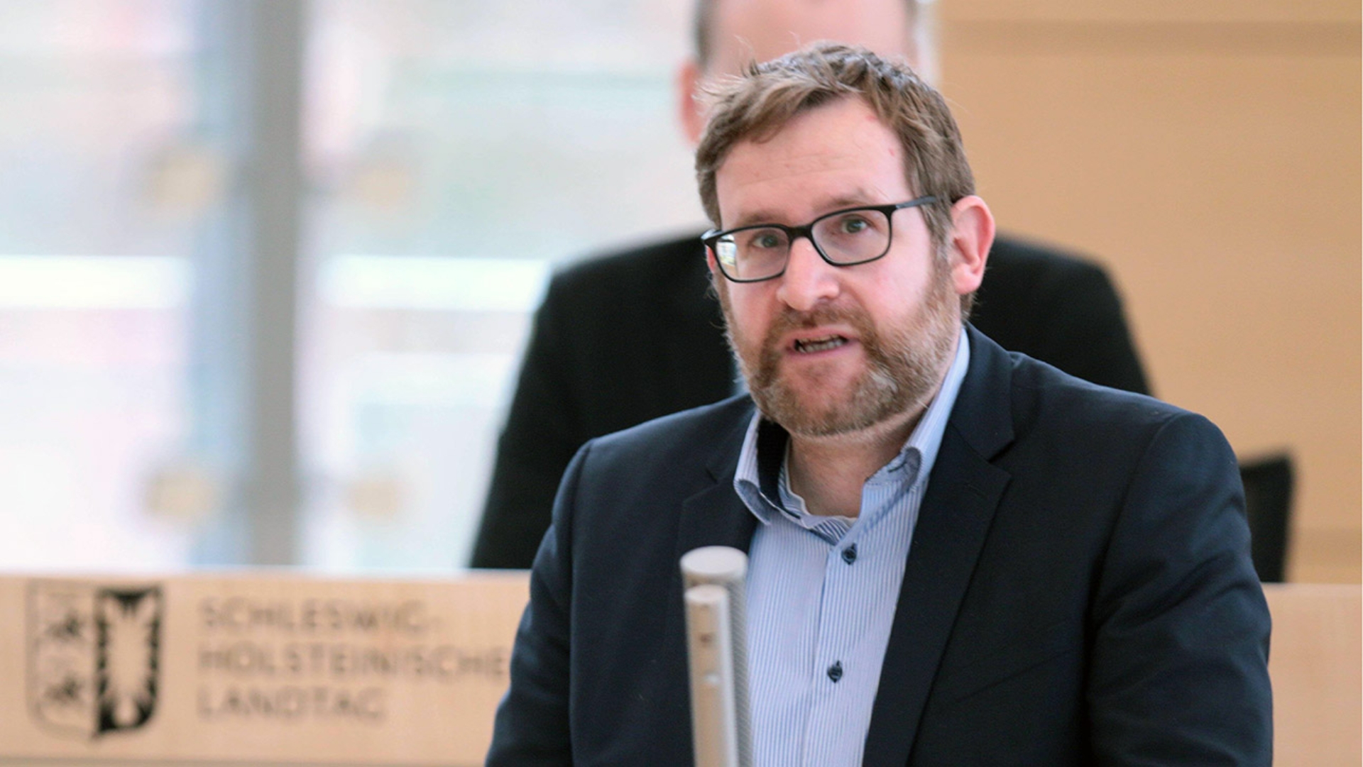 Der Grünen-Abgeordnete Jan Kürschner hält eine Rede im Plenarsaal des Schleswig-Holsteinischen Landtages.
