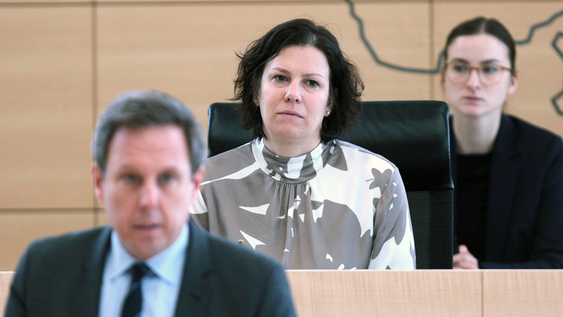 Landtagspräsidentin Herbst hört auf dem Präsidentenpodium dem  im Plenarsaal des Schleswig-Holsteinischen Landtages eine Rede haltenden SPD-Fraktionschef Thomas Losse-Müller zu.