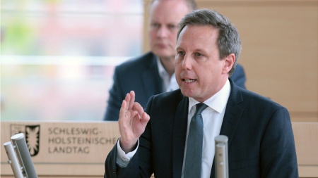 SPD-Fraktionschef Thomas Losse-Müller hält eine Rede im Plenarsaal des Schleswig-Holsteinischen Landtages.
