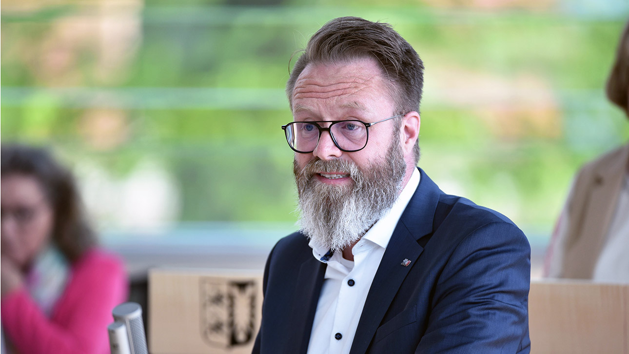 Madsen Claus Ruhe Wirtschaftsminister parteilos Plenum