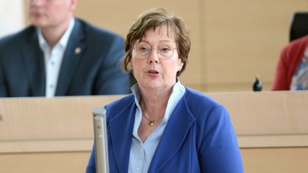 CDU-Innenministerin Sabine Sütterlin-Waack hält eine Rede im Plenarsaal des Schleswig-Holsteinischen Landtages.