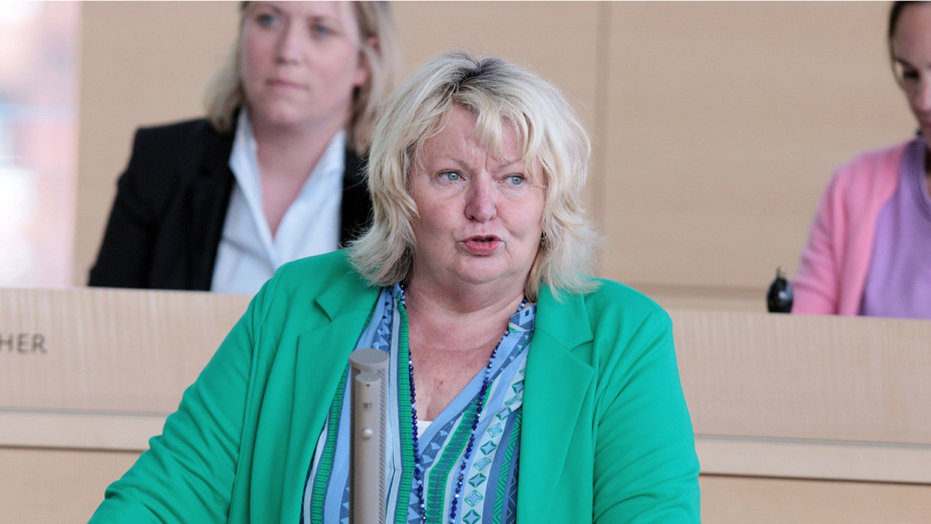 Die SSW-Abgeordnete Jette Waldinger-Thiering hält eine Rede im Plenarsaal des Schleswig-Holsteinischen Landtages. 