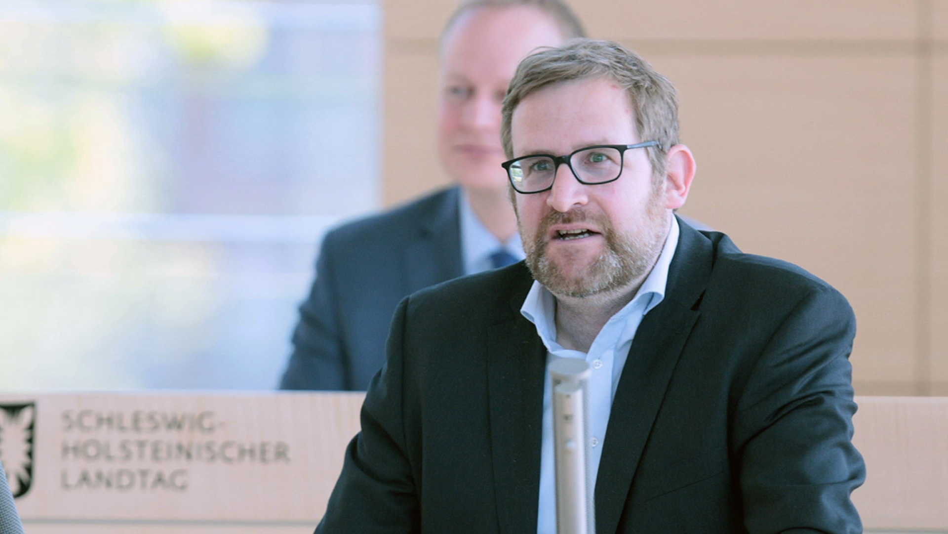 Der Grünen-Abgeordnete Jan Kürschner hält eine Rede im Plenarsaal des Schleswig-Holsteinischen Landtages.