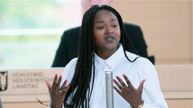 Die Grünen-Sozialministerin Aminata Touré hält eine Rede im Plenarsaal des Schleswig-Holsteinischen Landtages.