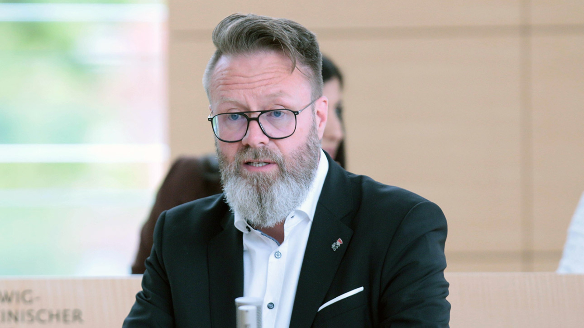 Madsen Claus Ruhe Wirtschaftsminister CDU Plenum © Foto: Michael August CDU-Wirtschaftsminister Claus Ruhe Madsen hält eine Rede im Plenarsaal des Schleswig-Holsteinischen Landtages.