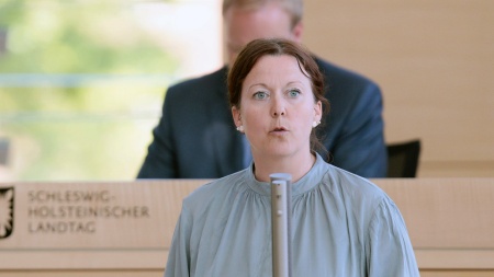 Die SSW-Abgeordnete Sybilla Nitsch hält eine Rede im Plenarsaal des Schleswig-Holsteinischen Landtages