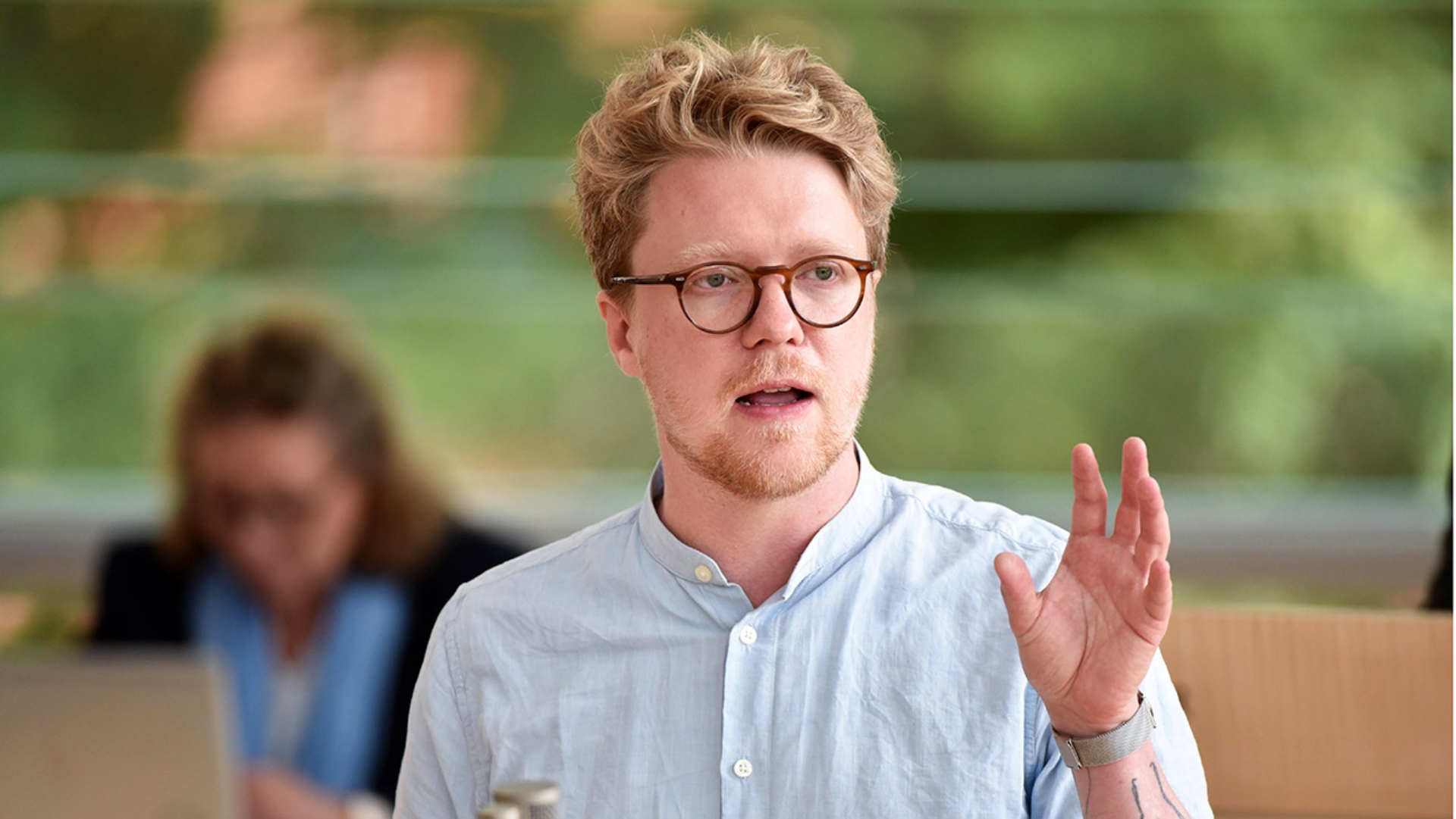 Der Grünen-Abgeordnete Lasse Petersdotter hält eine Rede im Plenarsaal des Schleswig-Holsteinischen Landtages