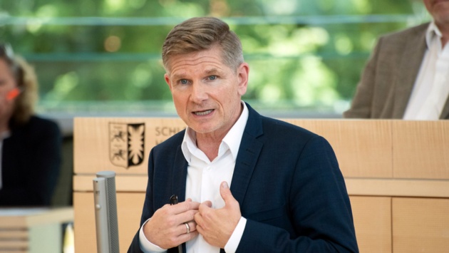 Der FDP-Abgeordnete Heiner Garg hält eine Rede im Plenarsaal des Schleswig-Holsteinischen Landtages.