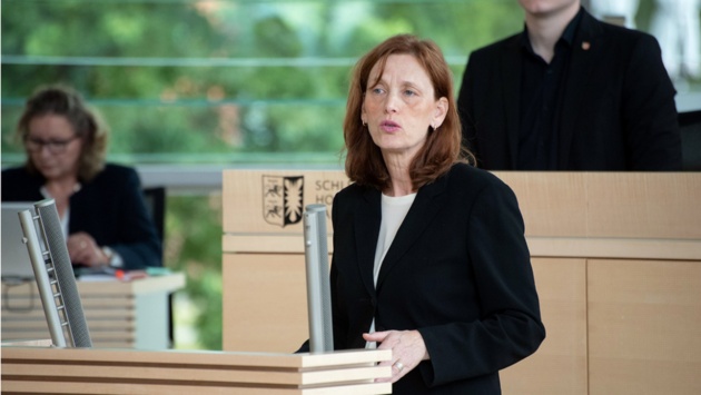 CDU-Bildungsministerin Karin Prien hält eine Rede im Plenarsaal des Schleswig-Holsteinischen Landtages.