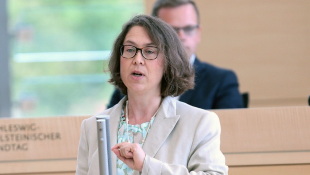 Die CDU-Abgeordnete Marion Schiefer hält eine Rede im Plenarsaal des Schleswig-Holsteinischen Landtages.