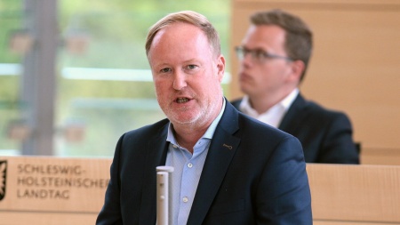 Der SPD-Abgeordnete Marc Timmer hält eine Rede im Plenarsaal des Schleswig-Holsteinischen Landtages.