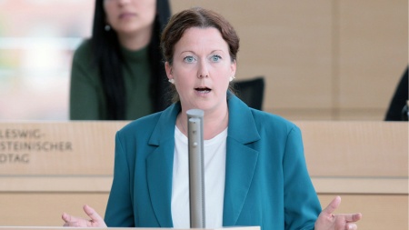 Die SSW-Abgeordnete Sybilla Nitsch hält eine Rede im Plenarsaal des Schleswig-Holsteinischen Landtages