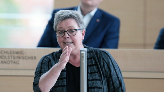 Die SPD-Abgeordnete Birte Pauls hält eine Rede im Plenarsaal des Schleswig-Holsteinischen Landtages