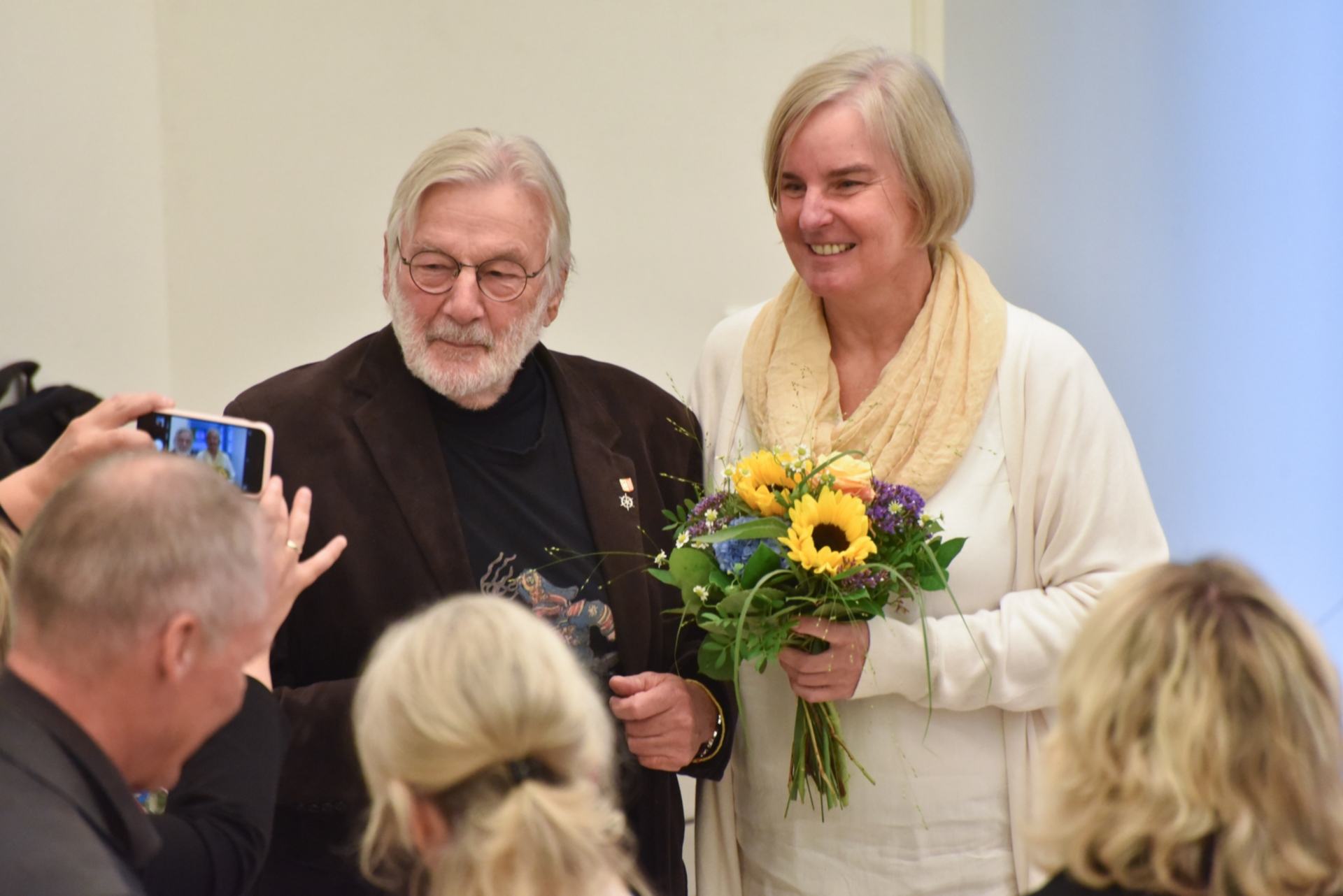 Kratz-Hinrichsen, Doris Schmidt, Stefan  Flüchtlingsbeauftragte Wahl_schmidt_wahl-eis © Foto: Thomas Eisenkrätzer Die frisch-gewählte Flüchtlingsbeauftragte Doris Kratz-Hinrichsen wird von ihrem Amtsvorgänger Stefan Schmidt beglückwunscht.