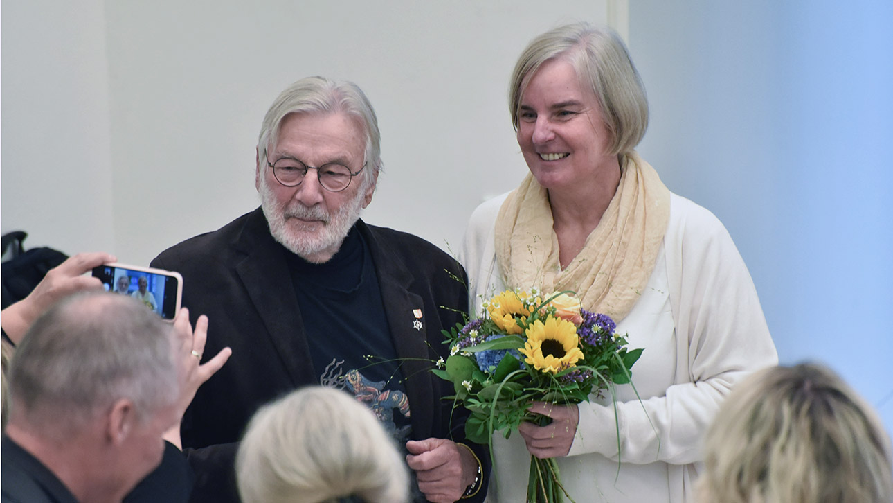 Die frisch-gewählte Flüchtlingsbeauftragte Doris Kratz-Hinrichsen wird von ihrem Amtsvorgänger Stefan Schmidt beglückwunscht. 