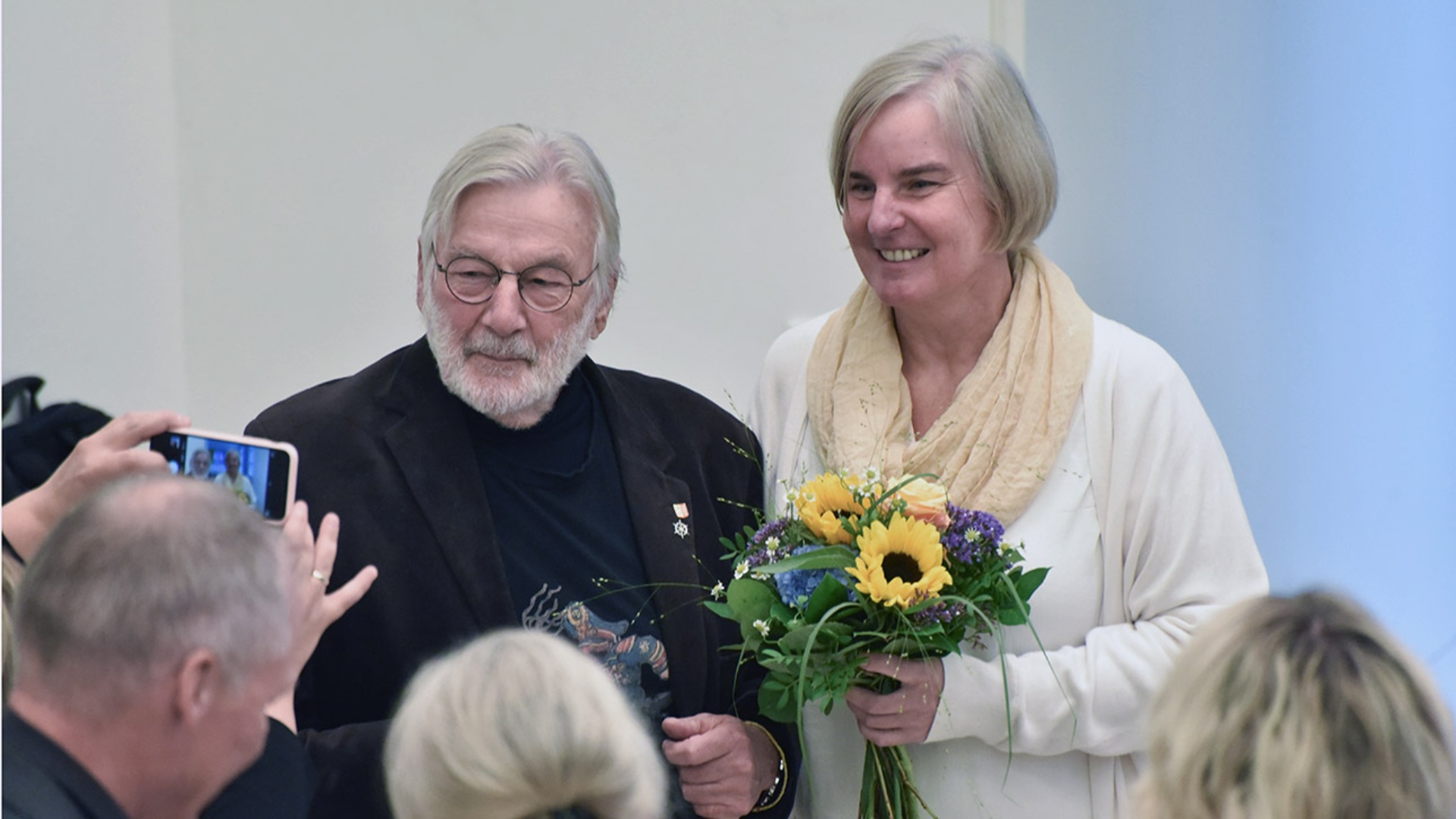 Die frisch-gewählte Flüchtlingsbeauftragte Doris Kratz-Hinrichsen wird von ihrem Amtsvorgänger Stefan Schmidt beglückwunscht. 