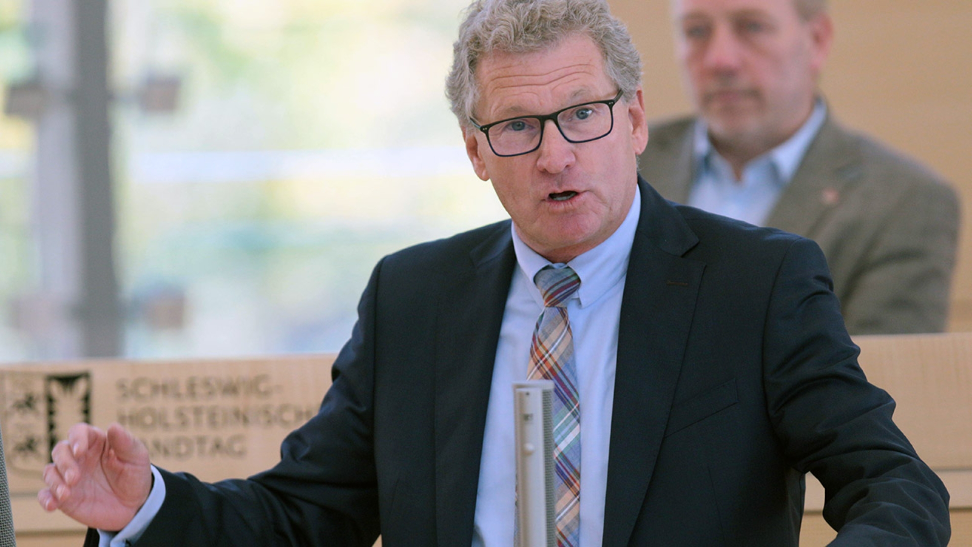 Der FDP-Abgeordnete Bernd Buchholz hält eine Rede im Plenarsaal des Schleswig-Holsteinischen Landtages.