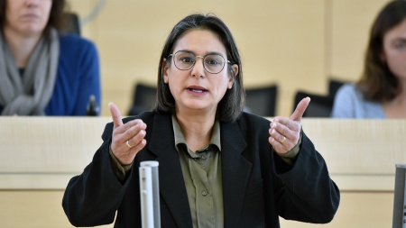 Die SPD-Abgeordnete Serpil Midyatli hält eine Rede im Plenarsaal des Schleswig-Holsteinischen Landtages.