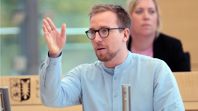 Der Grünen-Abgeordnete Malte Krüger hält eine Rede im Plenarsaal des Schleswig-Holsteischen Landtages. 