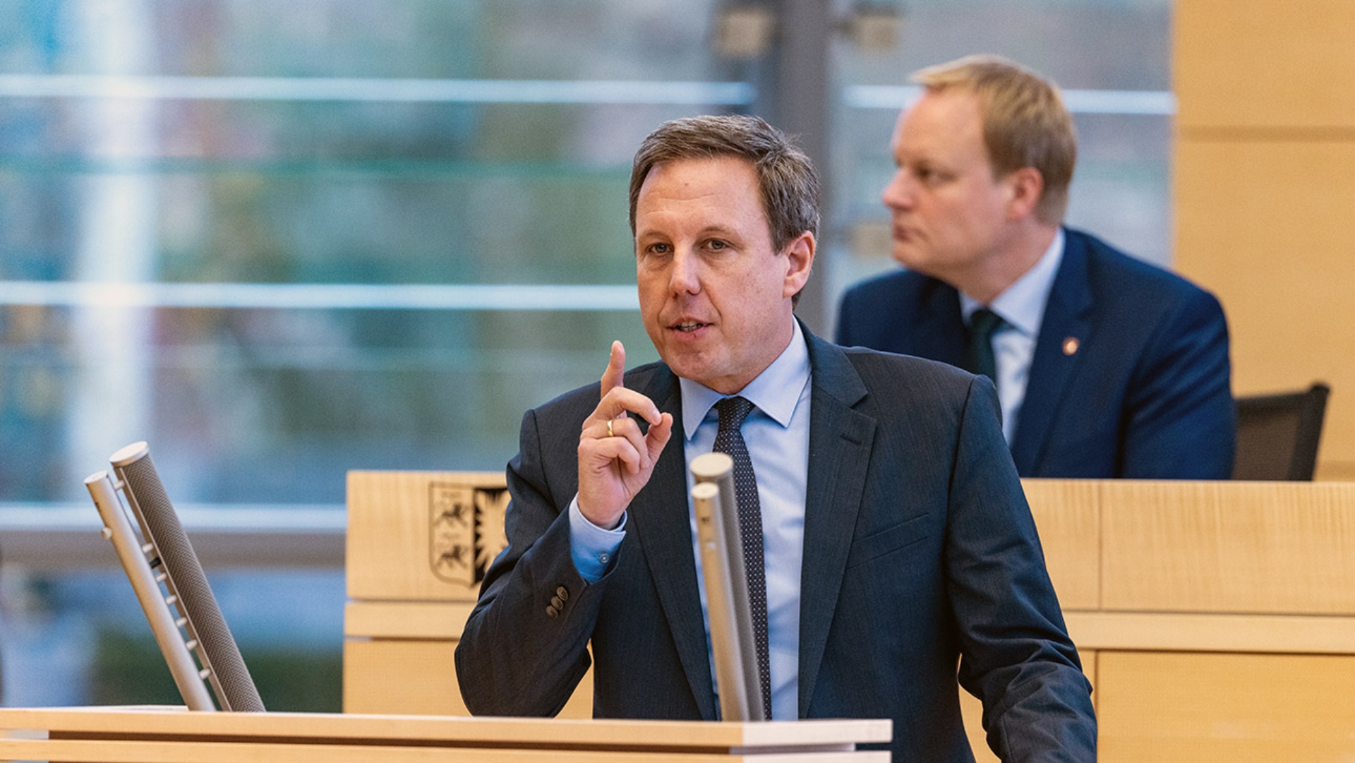 SPD-Fraktionschef Thomas Losse-Müller sitzt im Plenarsaal des Schleswig-Holsteinischen Landtages.