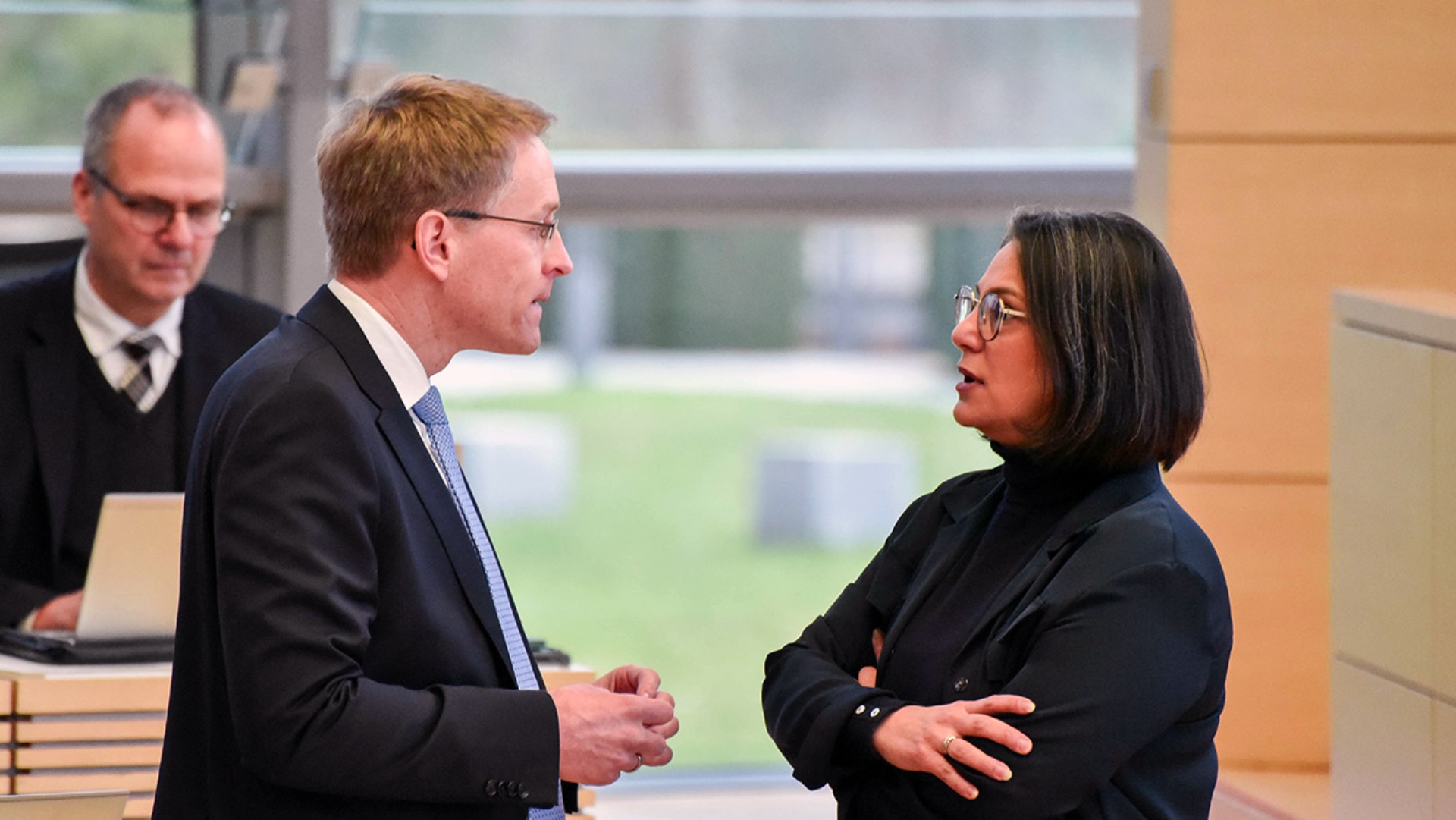 CDU-Ministerpräsident Daniel Günther und SPD-Oppositionsführerin Serpil Mdyatli stehen sich im Plenarsaal des Schleswig-Holsteinischen Landtages gegenüber und unterhalten sich.