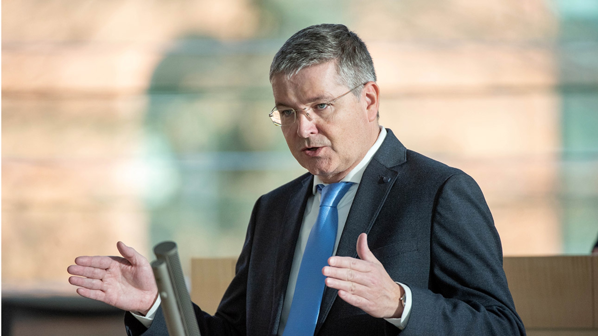 Der CDU-Abgeordnete Hermann Junghans hält eine Rede im Plenarsaal des Schleswig-Holsteinischen Landtages