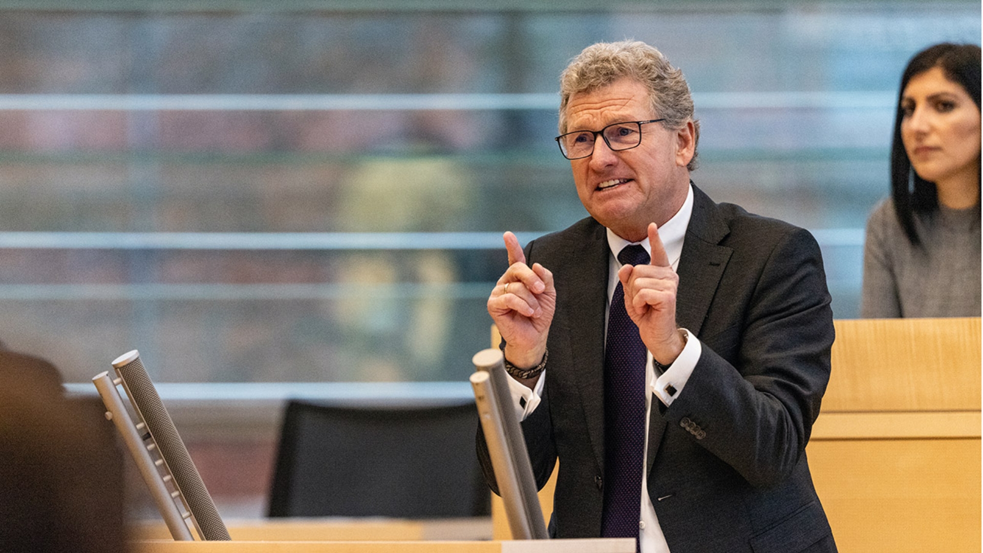 Der FDP-Abgeordnete Bernd Buchholz hält eine Rede im Plenarsaal des Schleswig-Holsteinischen Landtages.