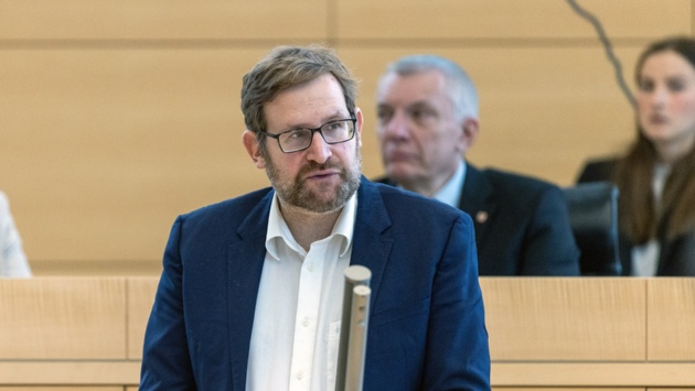 Der Grünen-Abgeordnete Jan Kürschner hält eine Rede im Plenarsaal des Schleswig-Holsteinischen Landtages.