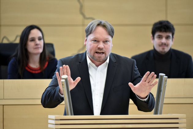 Der FDP-Abgeordnete Oliver Kumbartzky hält eine Rede im Plenarsaal des Schleswig-Holsteinischen Landtages.