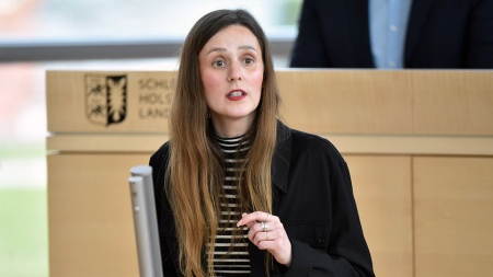 Die SPD-Abgeordnete Sophia Schiebe hält eine Rede im Plenarsaal des Landtages.