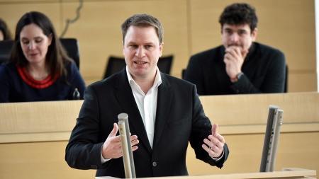Der FDP-Fraktionsvorsitzende Christopher Vogt hält eine Rede im Plenarsaal des Schleswig-Holsteinischen Landtages.