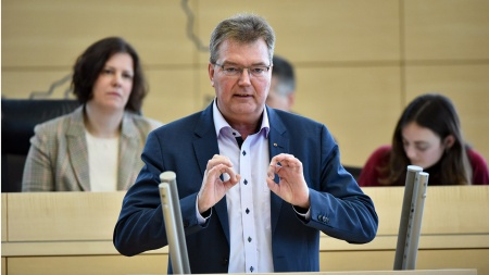 SSW-Fraktionschef Lars Harms hält eine Rede im Plenarsaal des Schleswig-Holsteinischen Landtages.