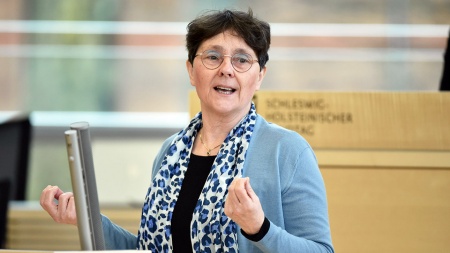Finanzministerin Monika Heinold (Grüne) hält eine Rede im Plenarsaal des Schleswig-Holsteinischen Landtages