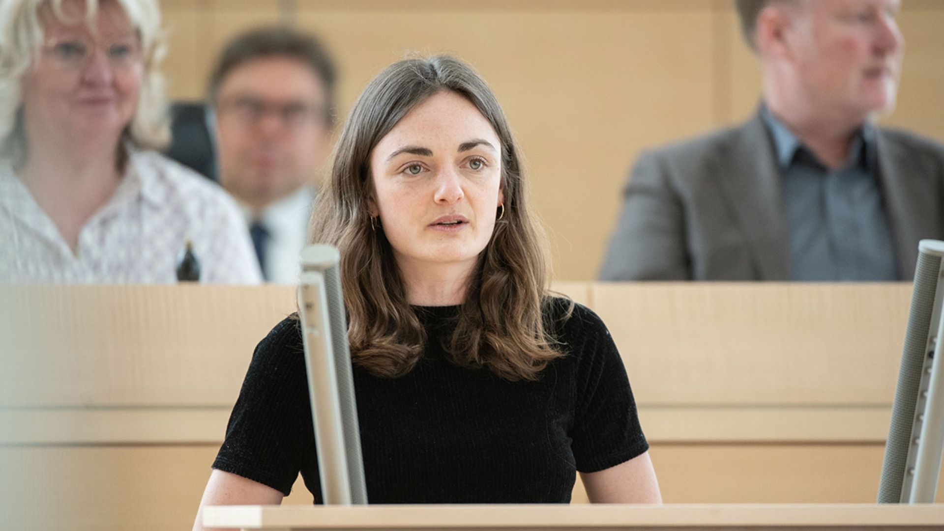 Die Grünen-Abgeordnete Nelly Waldeck hält eine Rede im Plenarsaal des Schleswig-Holsteinischen Landtages.