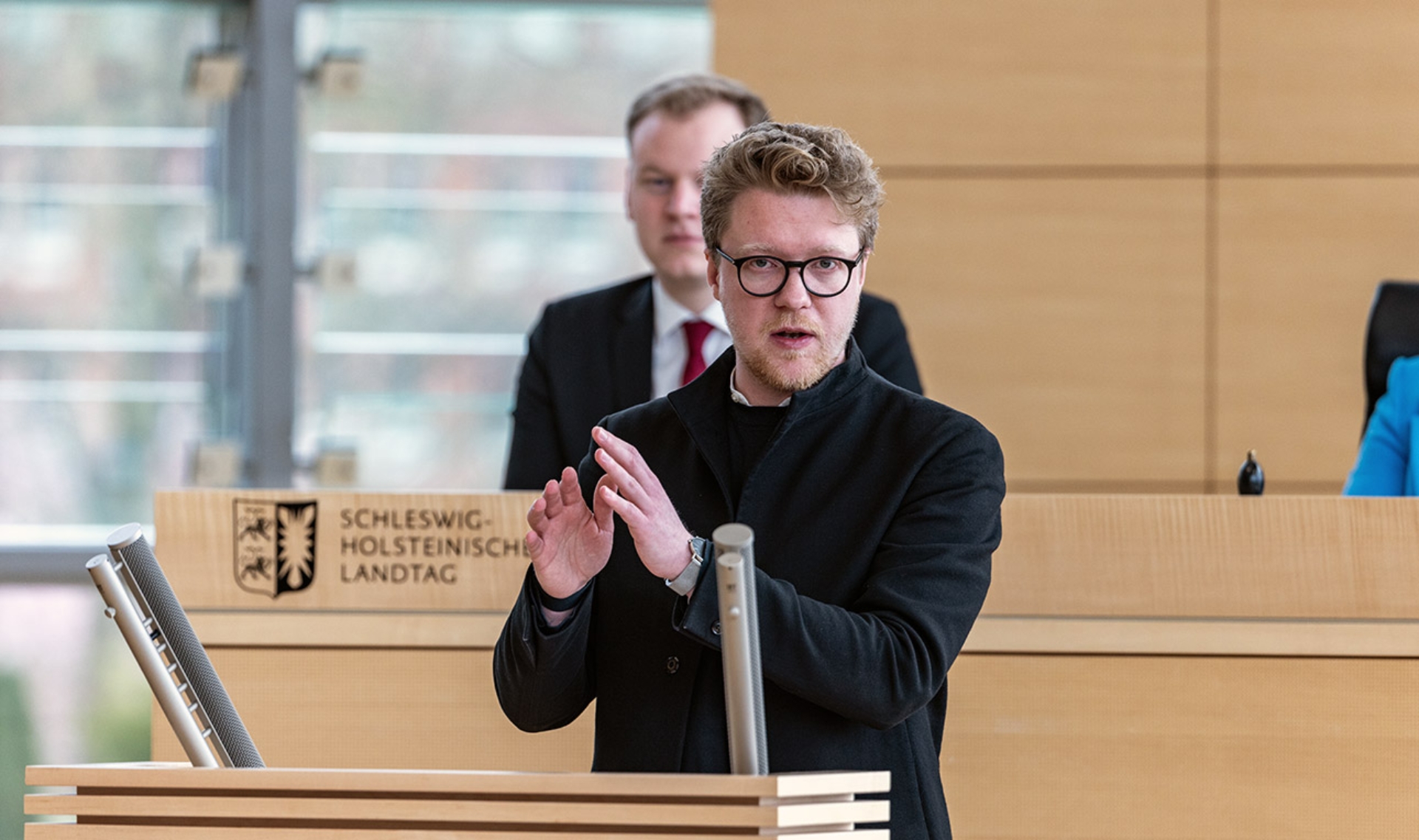 Petersdotter, Lasse Grüne Plenum © Foto: Landtag, Sönke Ehlers Der Grünen-Abgeordnete Lasse Petersdotter hält eine Rede im Plenarsaal des Schleswig-Holsteinischen Landtages.