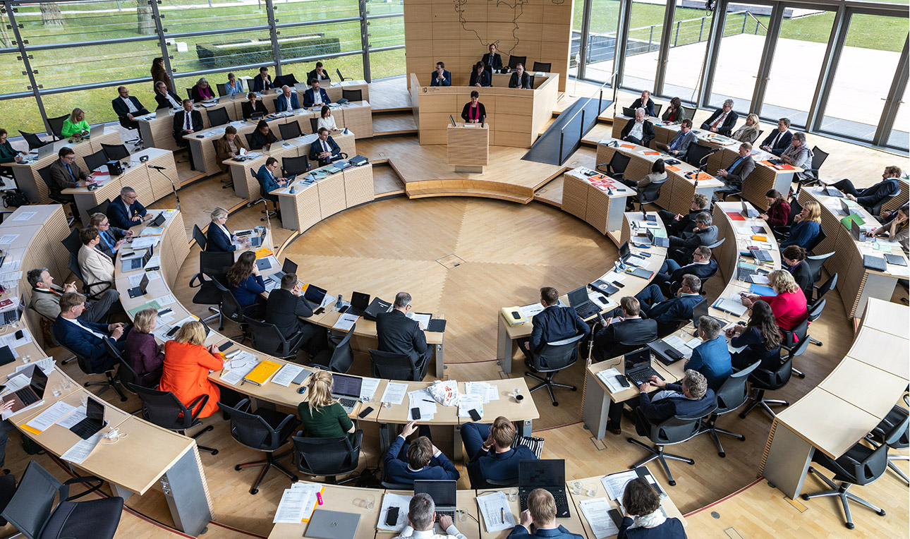 Blick von der Besuchertribüne auf den Landtag, der im Plenarsaal des Schleswig-Holsteinischen Parlamens tagt.
