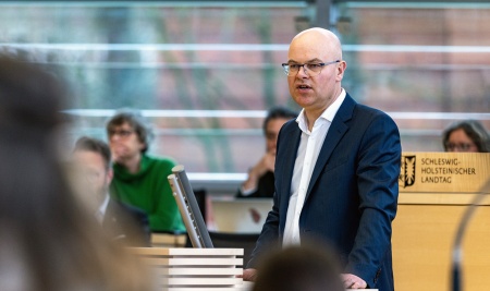 Grünen-Umweltminister Tobias Goldschmidt hält eine Rede im Plenarsaal des Schleswig-Holsteinischen Landtages.