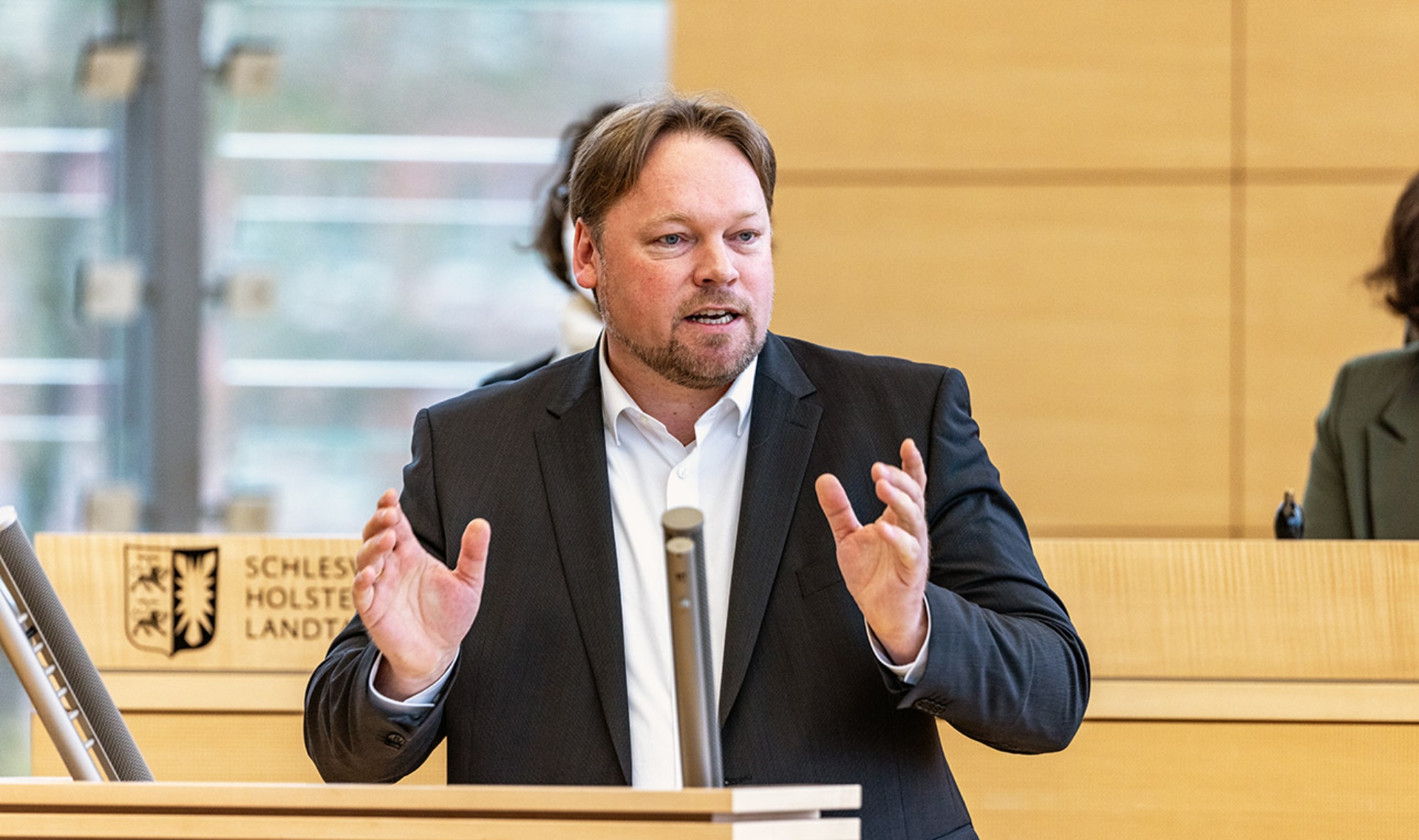 Der FDP-Abgeordnete Oliver Kumbartzky hält eine Rede im Plenarsaal des Schleswig-Holsteinischen Landtages. 