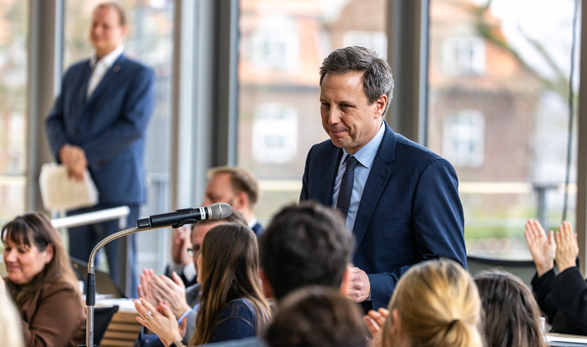 Zurück vom Pult wird Thomas Losse-Müller nach seiner Absachiedsrede in den Reihen seiner SPD-Fraktion beklatscht.