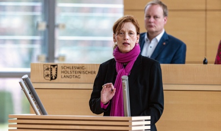CDU-Bildungsministerin Karin Prien hält eine Rede im Plenarsaal des Schleswig-Holsteinischen Landtages