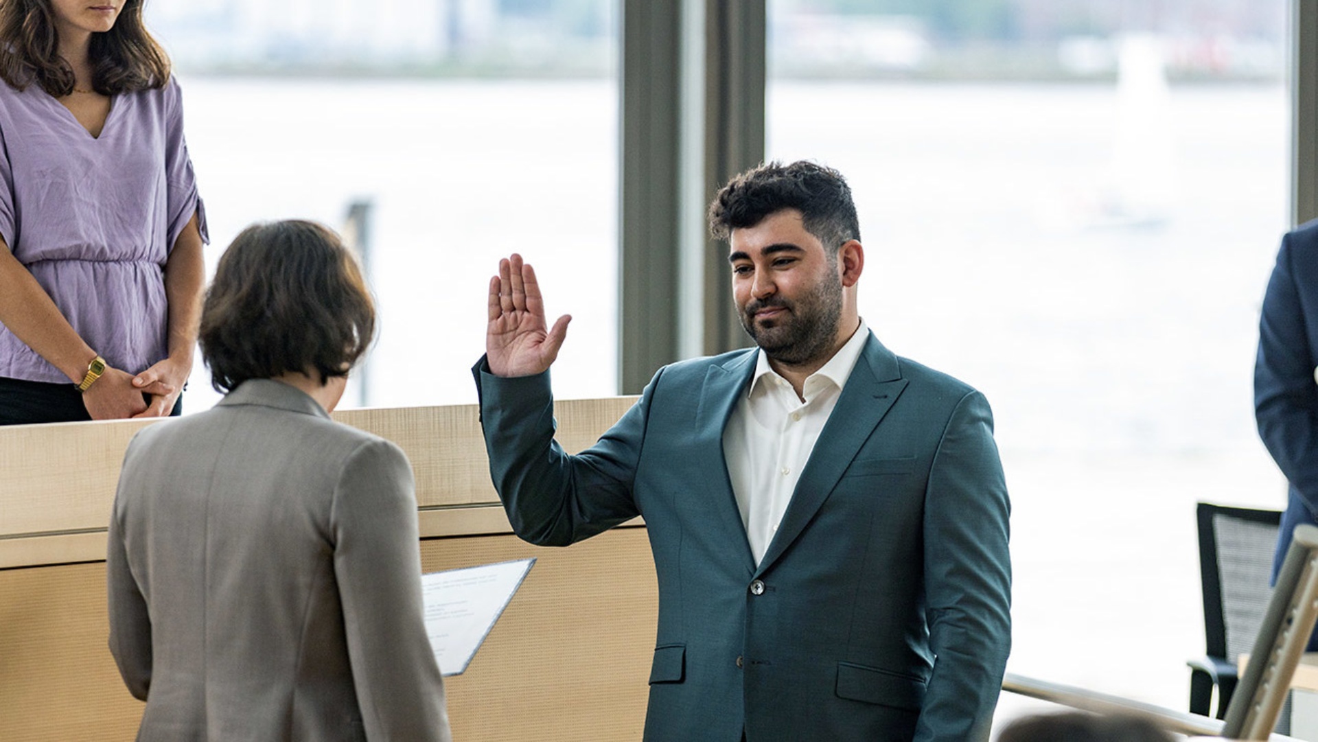 Der SPD-Abgeordnete Kianusch Stender spricht der Landtagspräsidentin den Amtseid nach.