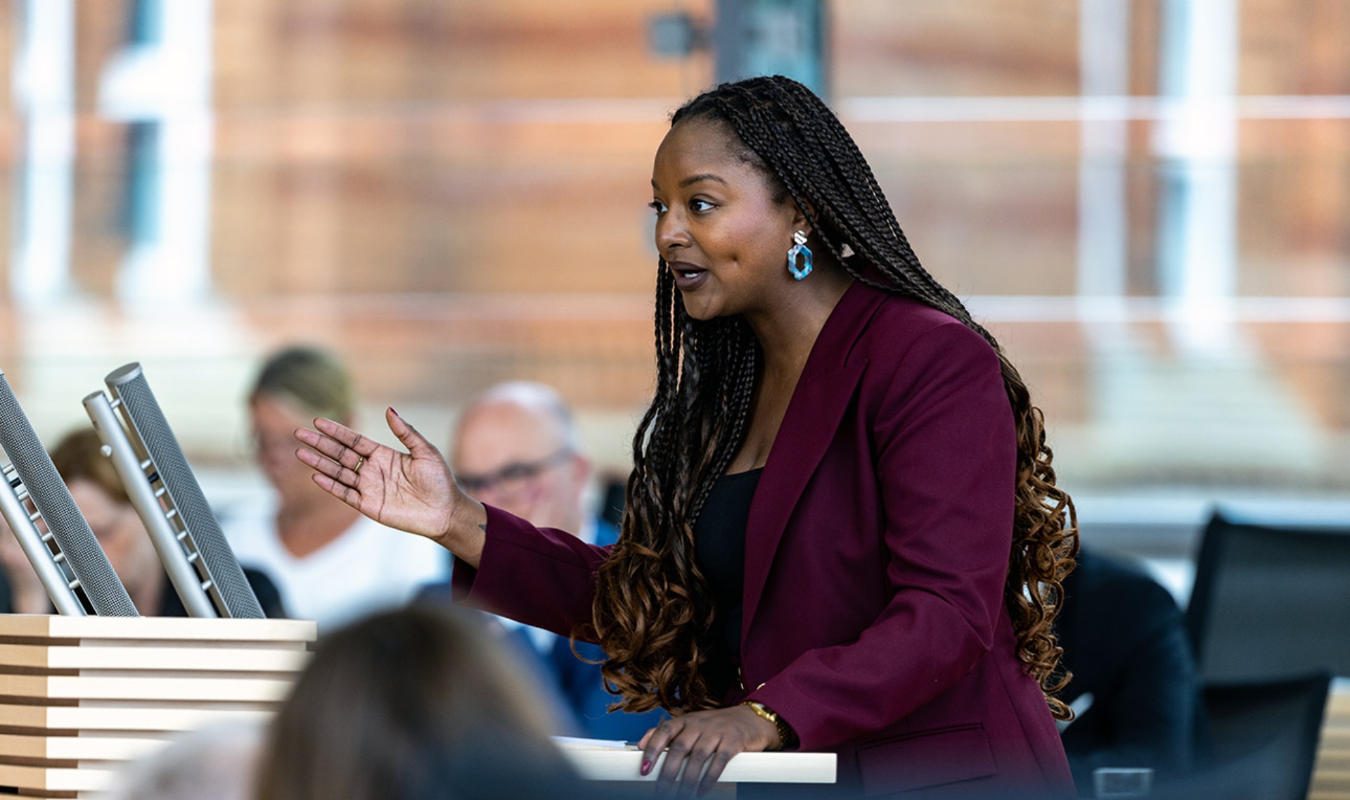 Grünen-Sozialministerin Aminata Touré hält eine Rede im Plenarsaal des Schleswig-Holsteinischen Landtages.
