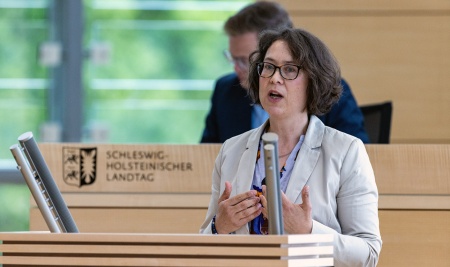 Die CDU-Abgeordnete Marion Schiefer hält eine Rede im Plenarsaal des Schleswig-Holsteinischen Landtages