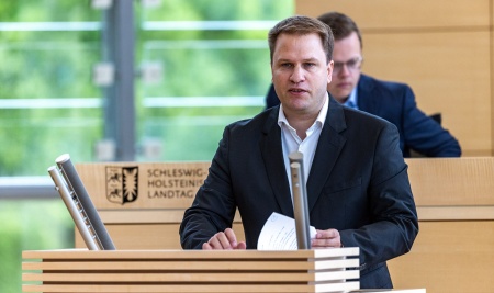 Der FDP-Fraktionsvorsitzende Christopher Vogt hält eine Rede im Plenarsaal des Schleswig-Holsteinischen Landtages. 