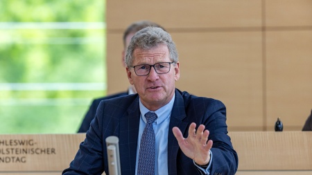 Der FDP-Abgeordnete Bernd Buchholz hält eine Rede im Plenarsaal des Schleswig-Holsteinischen Landtages. 